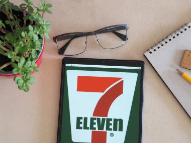 Garham, Bavyera, Almanya - 5 Temmuz 2022: Bu resimde Seven-Eleven Japan Co., Ltd logosu bir tablette sergilenmektedir.