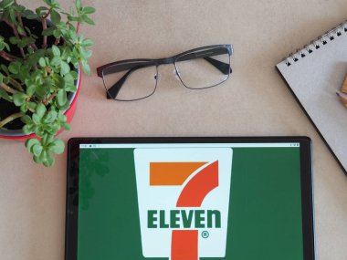 Garham, Bavyera, Almanya - 5 Temmuz 2022: Bu resimde Seven-Eleven Japan Co., Ltd logosu bir tablette sergilenmektedir.