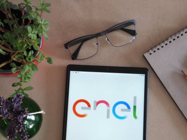 Garham, Bavyera, Almanya - 5 Temmuz 2022: Bu resimde Enel S.P.A. logosu bir tablette sergilenmektedir.
