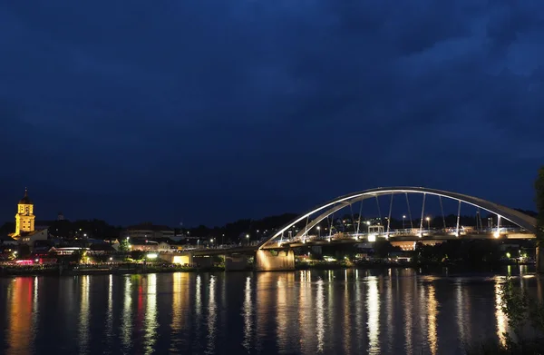 Skyline Viltshofen Danube Night — kuvapankkivalokuva