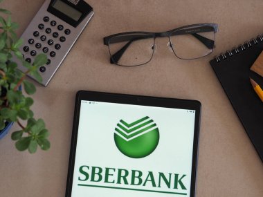 Garham, Bavyera, Almanya - 13 Temmuz 2022: Bu resimde Sberbank logosu bir tablette sergilenmektedir. Sberbank, Rusya 'nın Ukrayna' ya yönelik saldırısıyla ilgili olarak uluslararası yaptırımlar altında bulunuyor..