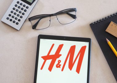 Garham, Bavyera, Almanya - 14 Temmuz 2022: Bu resimde, H & M Hennes & Mauritz AB veya H & M Grup logosu bir tablette sergilenmektedir.