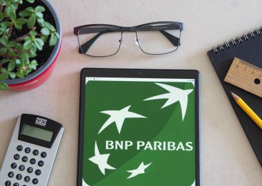 Garham, Bavyera, Almanya - 14 Temmuz 2022: Bu resimde BNP Paribas S.A. logosu bir tablette sergilenmektedir..
