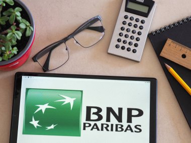 Garham, Bavyera, Almanya - 14 Temmuz 2022: Bu resimde BNP Paribas S.A. logosu bir tablette sergilenmektedir..