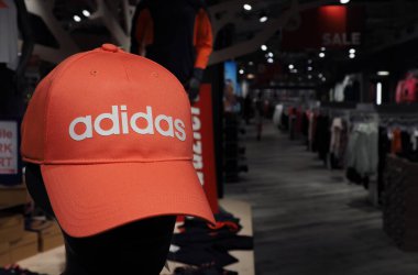 Stadtgalerie Passau, Almanya 'da 16 Temmuz 2022' de bir mankende Adidas 'ın yazısıyla beysbol şapkası.