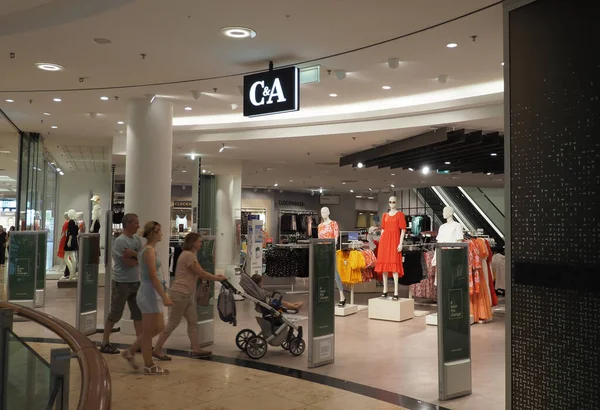 Family Enters Store Stadtgalerie Passau Germany July 2022 — Stok fotoğraf