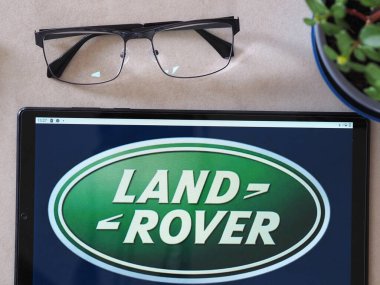 Garham, Bavyera, Almanya - 30 Temmuz 2022: Bu resimde Land Rover logosu bir tablette sergilenmektedir