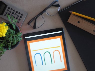 Garham, Bavyera, Almanya - 31 Temmuz 2022: Bu resimde Intesa Sanpaolo S.P.A. logosu bir tablette sergilenmektedir.