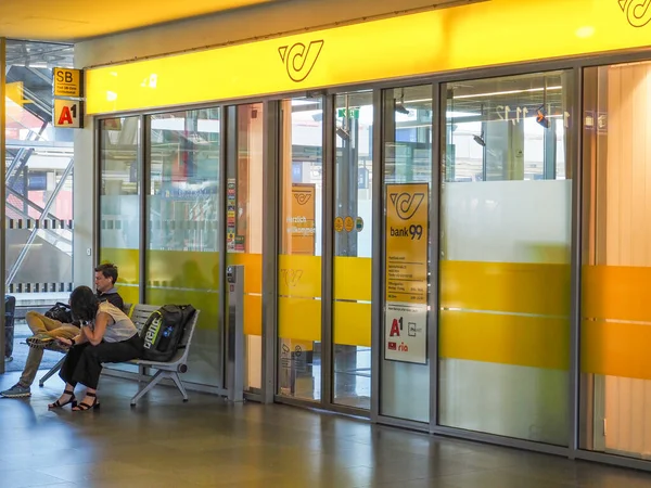 Wels Ausatria August 2022 Young Couple Sits Bench Entrance Bank — Stock Photo, Image