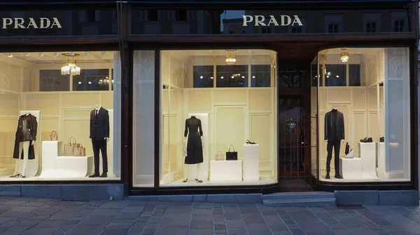 Salzburg Ausatria August 2022 Luminous Shop Windows Prada Boutique Center — Stockfoto