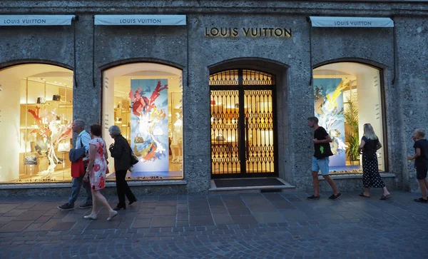 Salzburg Ausatria August 2022 People Walk Luminous Windows Louis Vuitton — 스톡 사진