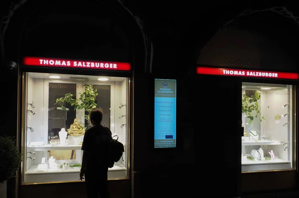 Salzburg Ausatria August 2022 Man Examines Luminous Windows Jewelry Store — Stock Photo, Image