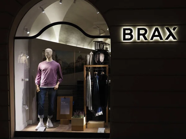 Salzburg Ausatria August 2022 Luminous Shop Windows Brax Boutique Center — Stockfoto