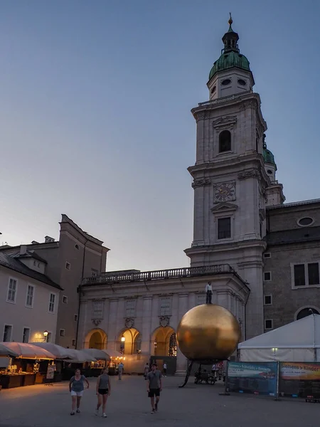 Salzburg Ausatria August 2022 Tourists Walk Evening Front Cathedral Saints — Stockfoto