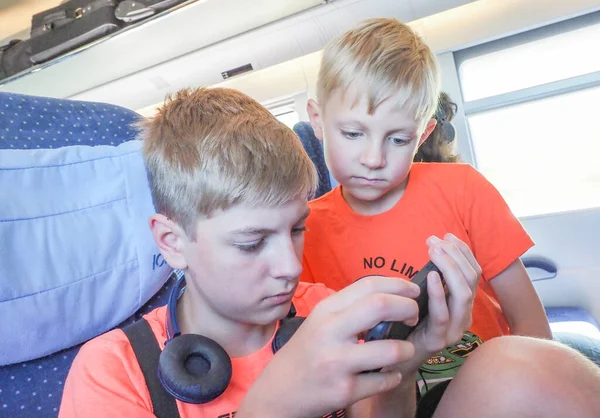 Passau Germany August 2022 Two Boys Play Computer Game Smartphone — Stockfoto