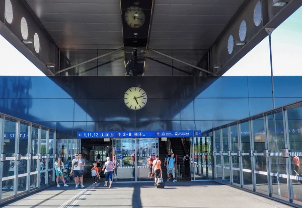 Вельс Австрия Августа 2022 Года Прохожие Входа Путепровод Железнодорожной Станции — стоковое фото