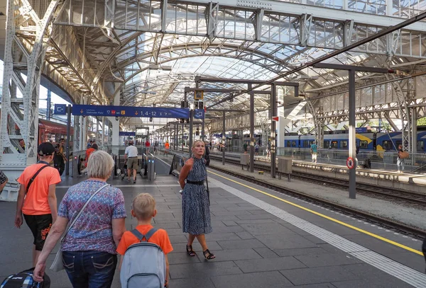 Salzburg Ausatria August 2022 Passengers Covered Platform Salzburg Railway Station — 스톡 사진