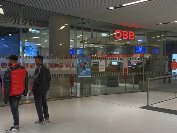 Salzburg Ausatria August 2022 Passengers Stand Entrance Office Austrian Railways — Stockfoto