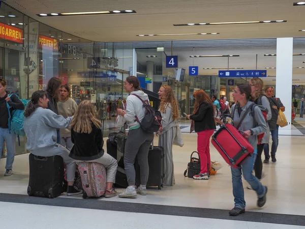 Salzburg Ausatria August 2022 Group Young Travelers Salzburg Railway Station — Stock Photo, Image