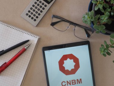 Garham, Bavyera, Almanya - 11 Eylül 2022: Bu fotoğraf illüstrasyonunda, CNBM (China National Building Material Group) logosu bir tablette sergilendi