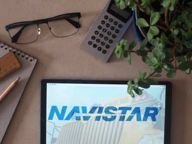 Garham, Bavyera, Almanya - 15 Eylül 2022: Bu resimde Navistar, Traton Group logosu bir tablette sergilenmektedir.