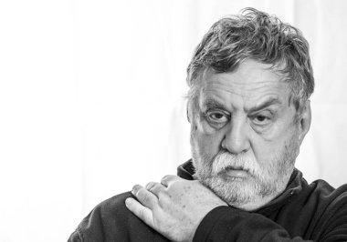 Üzgün yaşlı bir adamın siyah beyaz portresi