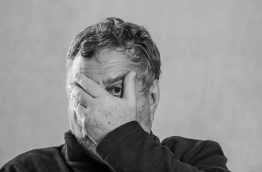 Üzgün yaşlı bir adamın siyah beyaz portresi