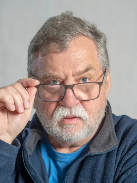 Studio Portrait Homme Caucasien Senior Avec Des Lunettes — Photo