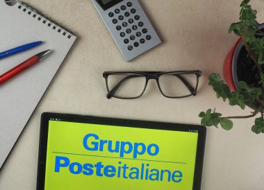 Garham, Bavyera, Almanya - 4 Ekim 2022: Bu resimde Poste Italiane Sp A. logosu bir tablette sergilenmektedir..