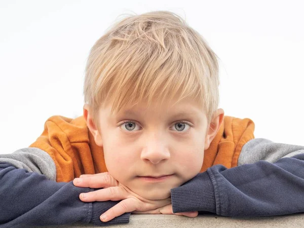 Porträtt Blåögd Blond Kaukasiska Pojke Tittar Kameran — Stockfoto