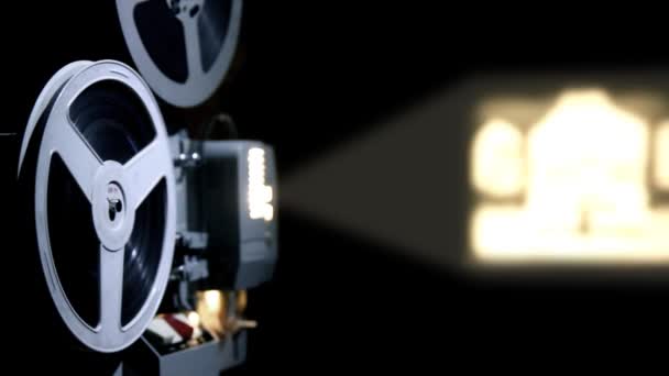 Oude projector toont de film in de schemering — Stockvideo