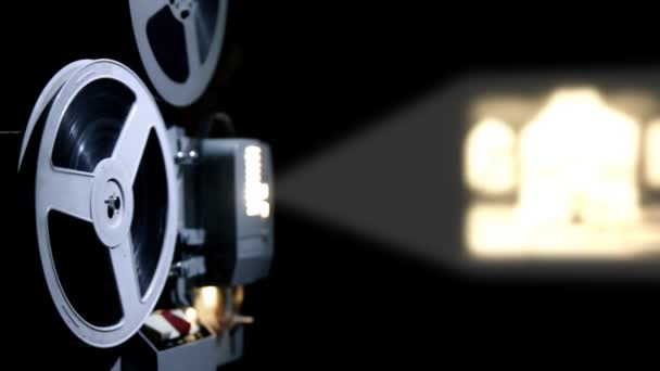 Oude projector toont de film in de schemering — Stockvideo