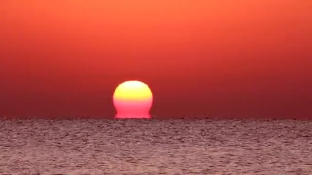 Salida del sol sobre el mar — Vídeos de Stock