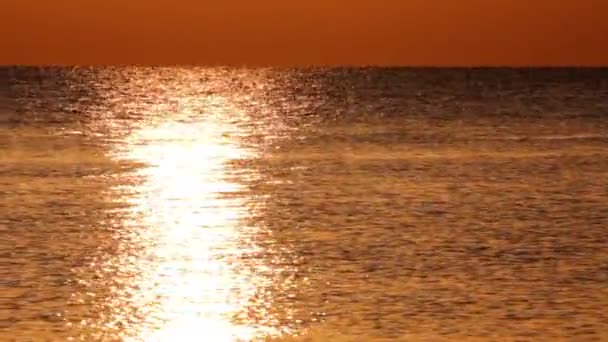 Weerspiegeling van zonsopgang boven de zee — Stockvideo