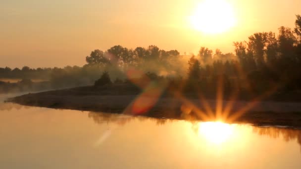 Paysage matinal avec lever de soleil sur la rivière — Video