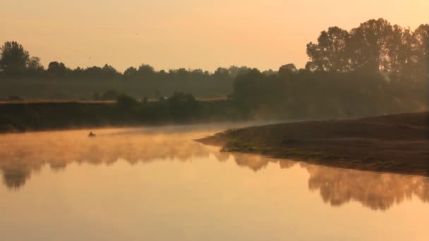 Pesca de la mañana en el río en la niebla — Vídeos de Stock