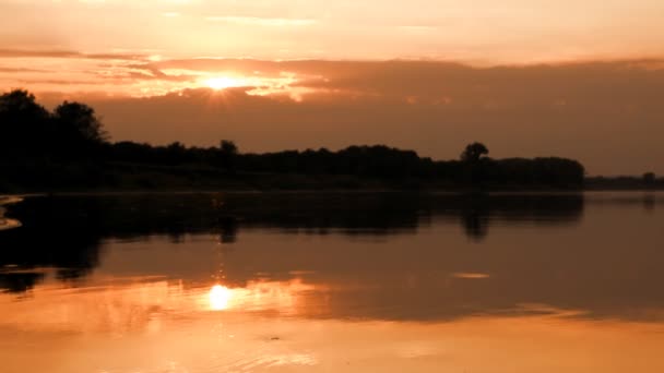 Ochtend landschap met zonsopgang boven de rivier — Stockvideo