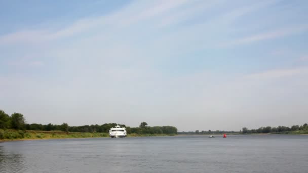 Time-lapse - navire à passagers flottant dans la rivière — Video