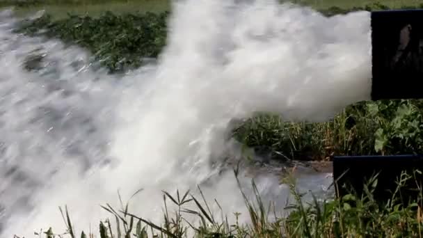 Fuerte chorro de agua que fluye de una tubería grande - cámara lenta — Vídeos de Stock