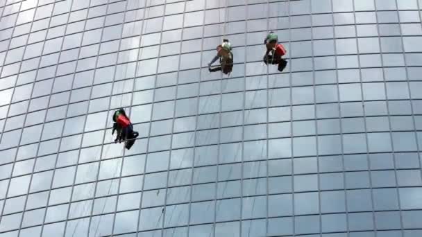 Limpiadores de ventanas en el trabajo — Vídeos de Stock