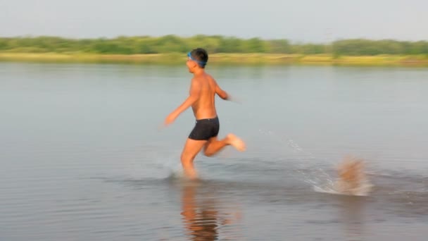 Boy jumping in lake - câmera lenta — Vídeo de Stock