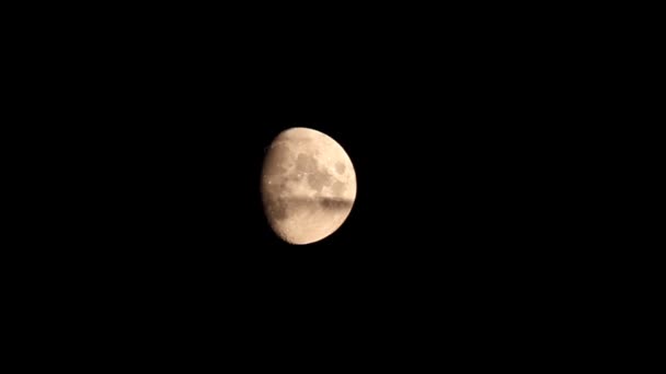 Maan in de nachtelijke hemel tussen de wolken — Stockvideo