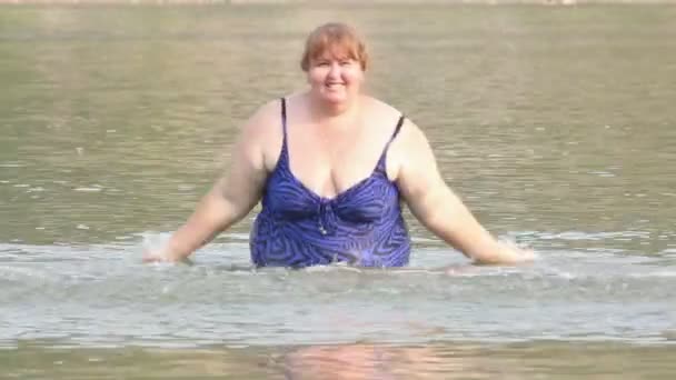 Жінка з надмірною вагою ванни в річці — стокове відео