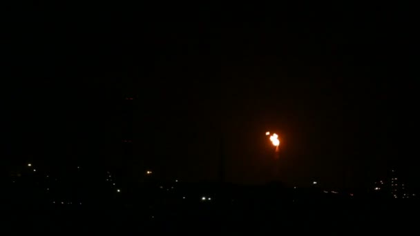 Vue sur l'usine pétrochimique avec flamme la nuit — Video