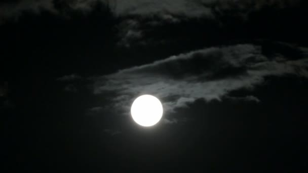 Bulutlar arasında hareket eden ay ile zaman kavramı — Stok video