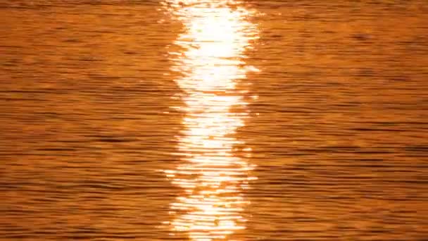 Reflejo del amanecer sobre el mar — Vídeo de stock