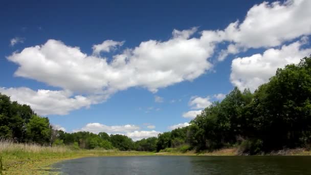 Timelapse met wolken verplaatsen over meer — Stockvideo