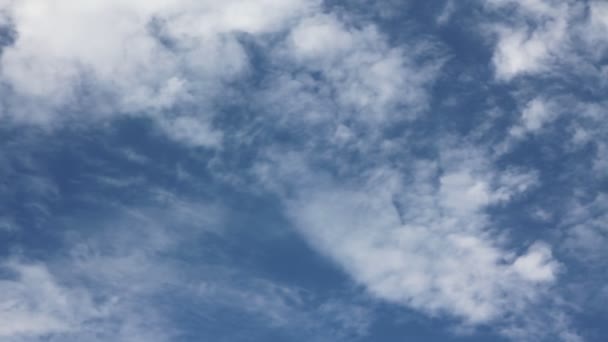 Accelerated blue sky with fluffy clouds — Stock Video