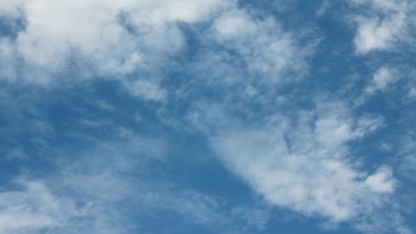 Cielo azul acelerado con nubes esponjosas — Vídeo de stock
