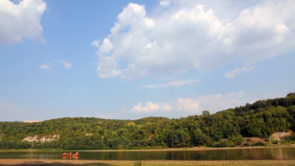 Sommer-Flusslandschaft mit schwimmendem Boot — Stockvideo